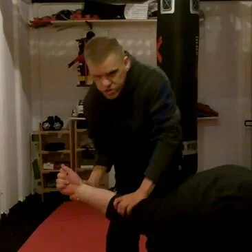 Pressure point takedown using the polecat claw technique